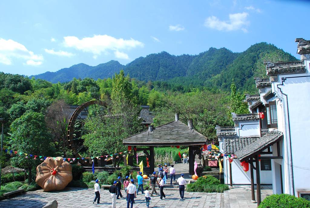 最美乡村 桐庐红灯笼外婆家